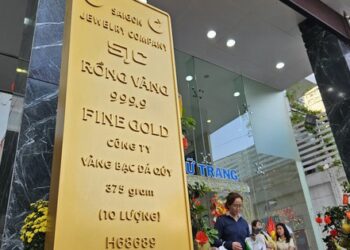 Giá vàng SJC đột ngột “quay xe” lao dốc, nên mua hay bán?
