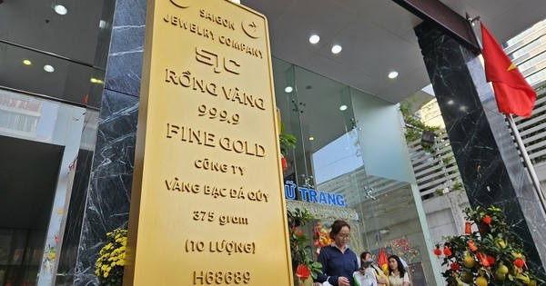 Giá vàng SJC đột ngột “quay xe” lao dốc, nên mua hay bán?
