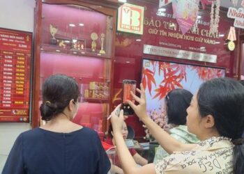 Giá vàng như ‘lên đồng’, có tiền cũng không mua được