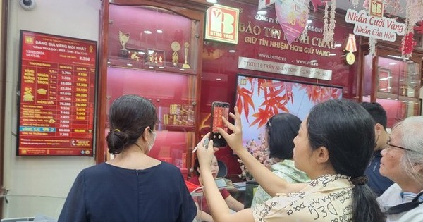 Giá vàng như ‘lên đồng’, có tiền cũng không mua được