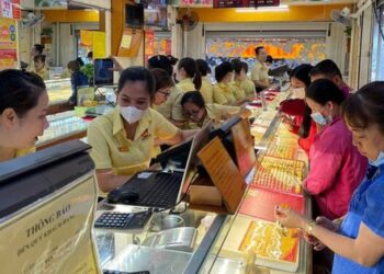 Tin giá vàng còn tăng, người TP.HCM đổ đi mua, tiệm nhỏ hết nhẫn để bán