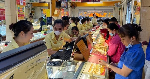Tin giá vàng còn tăng, người TP.HCM đổ đi mua, tiệm nhỏ hết nhẫn để bán