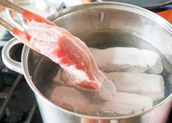 Thịt mua về đem đi chần nước sôi tưởng sạch nhưng sai bét: Ngâm thịt với loại nước này sạch hơn nhiều