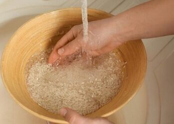 Thêm vài hạt muối vào gạo lúc đang vo có tác dụng gì?