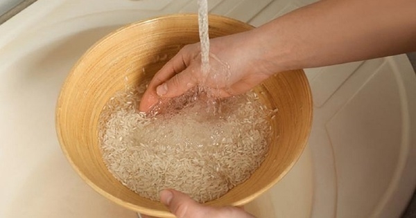 Thêm vài hạt muối vào gạo lúc đang vo có tác dụng gì?