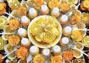 Mẹ Tây Nguyên tự tay vào bếp làm tiệc thôi nôi cho con, thành quả như một bức tranh hoa rực rỡ sắc màu