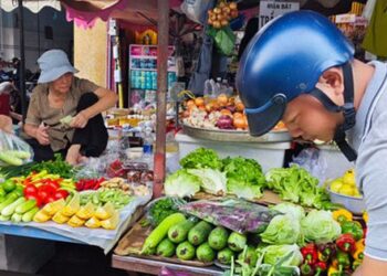 Rau quả bỗng dưng đắt đỏ