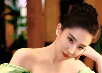 Thư Kỳ tuổi 50 đè bẹp nhan sắc thần tiên tỷ tỷ Lưu Diệc Phi