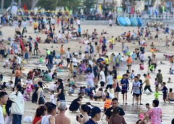 Du khách đổ ra biển Nha Trang trải nghiệm cảnh tượng chỉ có trên tivi