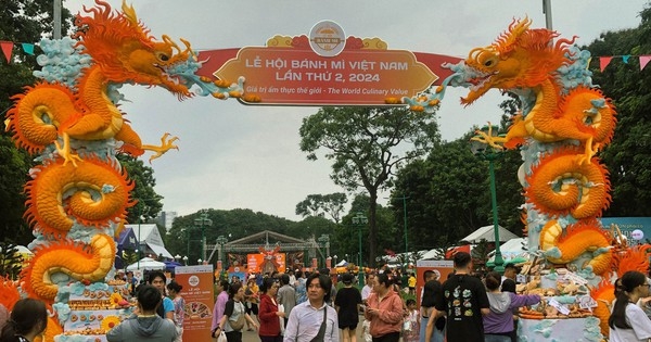 Người dân TPHCM thích thú thưởng thức nhiều món bánh mì nổi tiếng tại Lễ hội bánh mì Việt Nam lần 2