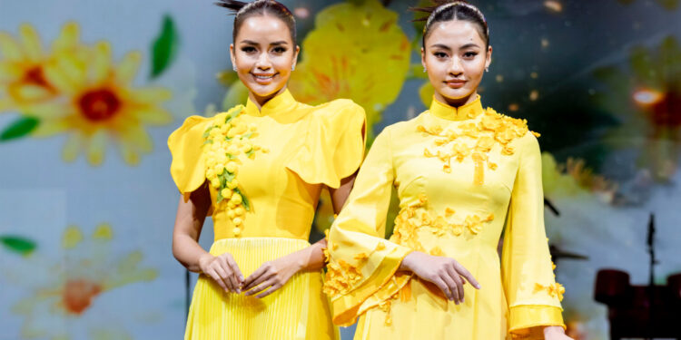 Giải mã ngôn ngữ của các loài hoa trong BST áo dài “Prosperity” của NTK Trần Phương Hoa
