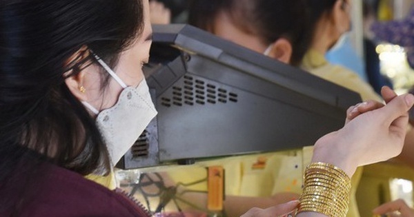 Giá vàng hôm nay, 30-4: Biến động khó lường, tranh thủ bán chốt lời