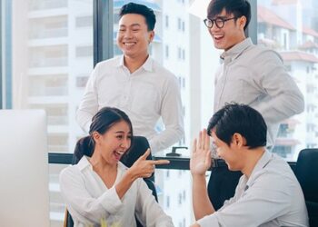 6 chủ đề buôn chuyện chốn văn phòng có thể hủy hoại tiền đồ, dù tin đồng nghiệp đến đâu cũng đừng nói ra!