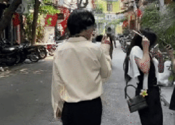 Thanh niên cầm máy ảnh dí sát mặt người đi đường gây tranh cãi: Nghệ thuật hay thô lỗ? Người trong cuộc nói gì?