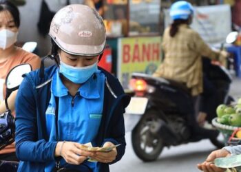 Thu nhập bèo bọt, giá hàng hóa lại cao ngất, công nhân sợ hãi khi đi chợ