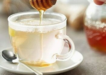 Pha mật ong với nước ấm, tỷ lệ bao nhiêu là vừa?