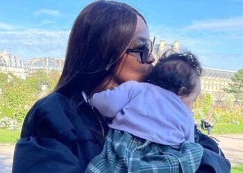 Siêu mẫu Naomi Campbell chia sẻ chuyện làm mẹ ở tuổi 50