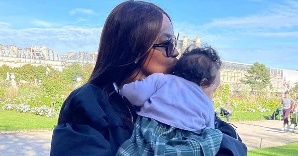 Siêu mẫu Naomi Campbell chia sẻ chuyện làm mẹ ở tuổi 50