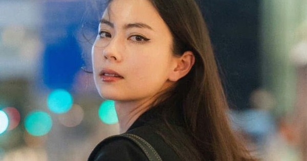 Bạn gái tin đồn kém 10 tuổi của Park Seo Joon: Từ mặt đến style đều chất!