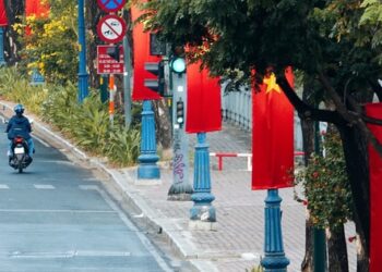 TP.HCM yên bình, đẹp lạ thường dưới sắc cờ đỏ rực rỡ sáng 30/4