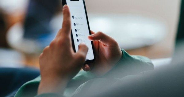 Xem xét lệnh cấm điện thoại thông minh với người dưới 16 tuổi ở Anh