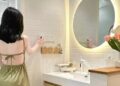 Bất chấp sự phản đối của cả nhà, vợ tôi nhất quyết lắp hai cánh cửa trong phòng tắm