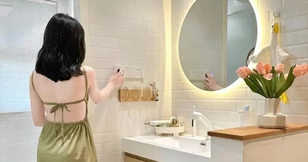 Bất chấp sự phản đối của cả nhà, vợ tôi nhất quyết lắp hai cánh cửa trong phòng tắm