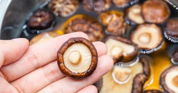 Đừng đổ nước ngâm nấm hương đi vì đây là bí quyết tạo nên hương vị umami cho món ăn mà ít người biết