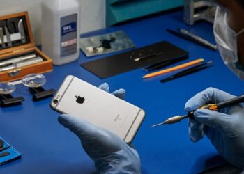 Làm thợ sửa iPhone ở đây “sướng như tiên”: Tải hộ ứng dụng cũng có tiền, được săn đón như người nổi tiếng
