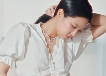 Hot nhất lúc này là Jennie và vòng eo bé xíu của cô ấy!