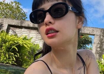 Mỹ nhân đẹp nhất thế giới thả dáng với bikini nhưng thứ dân tình chú ý lại là chi tiết không ngờ