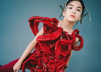 Ella Bùi – mẫu Việt 10 tuổi lên Vogue Trung: Đứng giữa 30 người mẫu quốc tế vẫn tự tin, tương lai muốn trở thành nghệ sĩ toàn năng