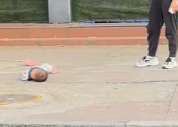 Thấy mẹ GenZ mặc kệ con nằm ăn vạ giữa phố, người qua đường muốn gửi cho bà mẹ cốc nước chanh và ghế