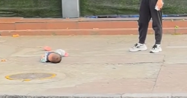 Thấy mẹ GenZ mặc kệ con nằm ăn vạ giữa phố, người qua đường muốn gửi cho bà mẹ cốc nước chanh và ghế