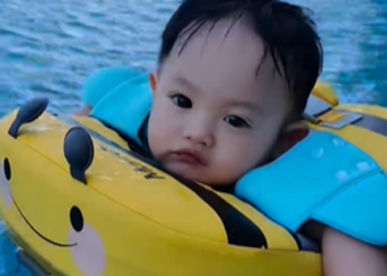 2 em bé nhà Cường Đô la tự tin bơi nhờ thứ này, hè đi chơi ba mẹ nhất định nên mua cho con
