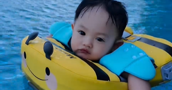 2 em bé nhà Cường Đô la tự tin bơi nhờ thứ này, hè đi chơi ba mẹ nhất định nên mua cho con