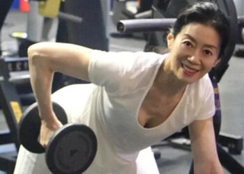 Vóc dáng mảnh mai ở tuổi 64 nhờ tập gym