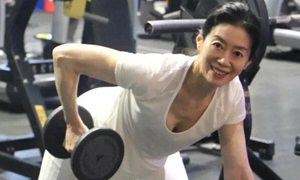 Vóc dáng mảnh mai ở tuổi 64 nhờ tập gym