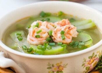Cách chế biến món canh bầu nấu tôm ngon mát ngày hè