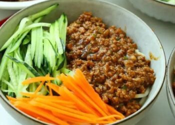 Mùa hè, không phải nấu nướng kì công mà chỉ cần đun một nồi nước sốt thế này là cả nhà đã có món ngon lành cho bữa tối