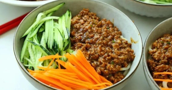 Mùa hè, không phải nấu nướng kì công mà chỉ cần đun một nồi nước sốt thế này là cả nhà đã có món ngon lành cho bữa tối