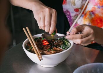 Cận cảnh hàng bún chả chan bí ẩn nhất Michelin Việt Nam 2024: Hương vị ngon hơn mong đợi, vừa lọt top đã hết sạch thức ăn