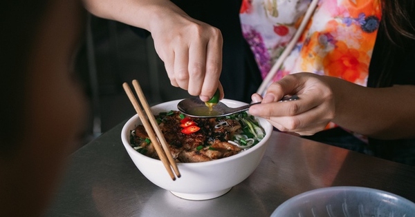 Cận cảnh hàng bún chả chan bí ẩn nhất Michelin Việt Nam 2024: Hương vị ngon hơn mong đợi, vừa lọt top đã hết sạch thức ăn