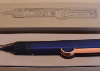 Sấy-duỗi tóc “nhanh như chớp” với Dyson Airstrait – Có thật không?