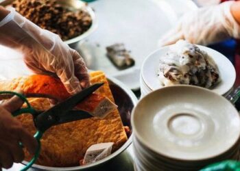 Quán bánh cuốn gia truyền 40 năm luôn đông khách ở Hà Nội, được Michelin đề xuất