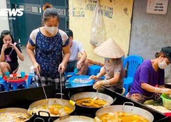 Quán bánh rán mặn hơn 30 năm ở Hồ Tây không biển hiệu vẫn hút khách