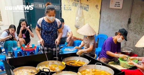 Quán bánh rán mặn hơn 30 năm ở Hồ Tây không biển hiệu vẫn hút khách