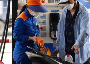 Giá xăng tăng lần thứ ba liên tiếp, vượt 23.000 đồng/lít