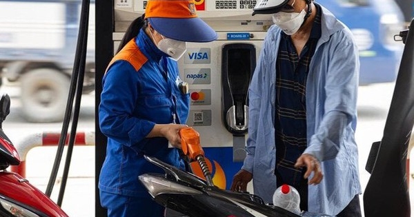 Giá xăng tăng lần thứ ba liên tiếp, vượt 23.000 đồng/lít
