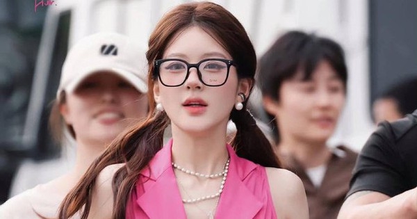 Nghịch lý của Triệu Lộ Tư: Trước luôn bị chê sến, giờ diện cả cây hồng chóe mà vẫn được khen
